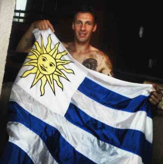 O zagueiro também utilizou as redes sociais para comemorar a classificação do Uruguai para a Copa do Mundo