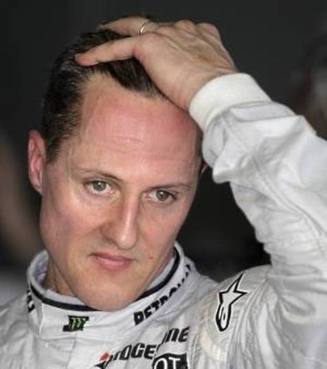 Michael Schumacher estaria ligeiramente melhor, mas corre o sério risco 
de ficar totalmente paralisado. Essa é a informação dada pelo ex-piloto 
francês Phillipe Streiff, depois de visitar nesta sexta-feira (3) a família e
 os médicos do alemão no hospital em Grenoble, na França, onde o maior 
campeão da história da Fórmula 1 está internado desde domingo (29), quando 
sofreu acidente de esqui