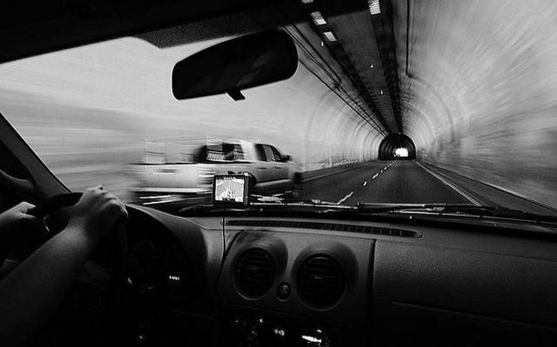 

Aparelhos de GPS para carrosEm cerca de seis anos foram vendidos 1,3 bilhão de smartphones
iPhone e Android. Combinado com o lançamento cada vez mais comum de carros com
sistema de GPS embarcado e é bem provável que os aparelhos separados de GPS
para colocar nos carros esteja com seus dias contados. As vendas desse tipo de
aparelho tem caído cerca de 15 a 20% por ano desde 2008

