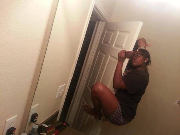   As fotos têm temas diversos, desde exibir uma menina pendurada pela camiseta até mesmo pessoas dormindo em cima de uma porta