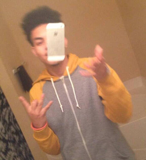   Um dos competidores populares da brincadeira está fazendo sucesso ao tirar selfies em que ele aparece jogando seu iPhone ou iPad no ar enquanto o aparelho captura a imagem no meio da queda
