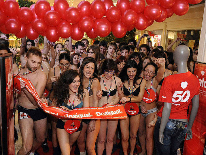 Vale tudo por um desconto? Para os italianos de Turim, sim. A tradicional promoção de inverno da loja de roupas Desigual atraiu centenas de consumidores, mas só os 100 primeiros a chegar ganhariam duas peças. Com uma condição: teriam que estar vestindo apenas as roupas de baixo