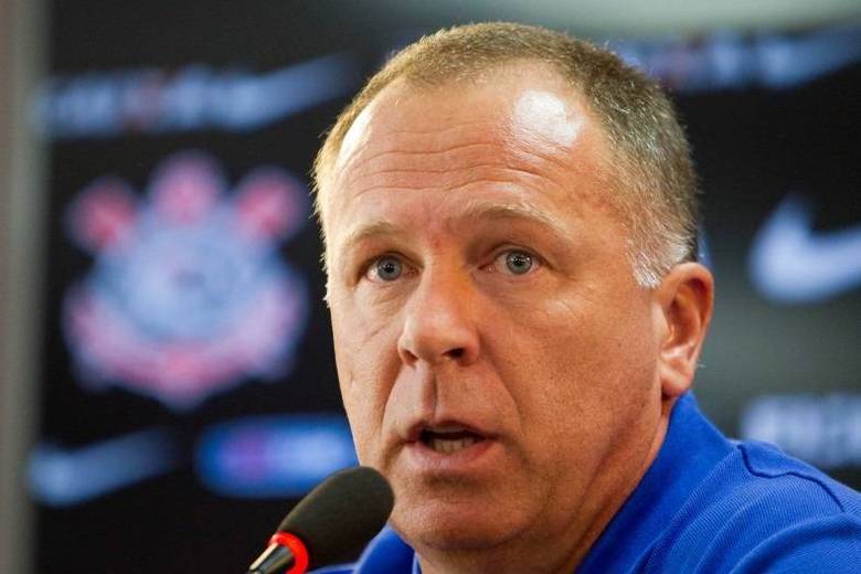 Depois veio o assunto seleção brasileira, na qual o técnico não obteve o desempenho esperando, fracassando em competições importantes como a Copa América e os Jogos Olímpicos de Londres em 2012.—&nbsp;Não penso em seleção brasileira. Provavelmente não vou pensar nos próximos dez anos. Talvez depois de dez anos possamos falar novamente de seleção. Estou aqui no Corinthians agora e pensando no Corinthians. Eu não cometo o mesmo erro duas vezes. O resultado
final não foi bom