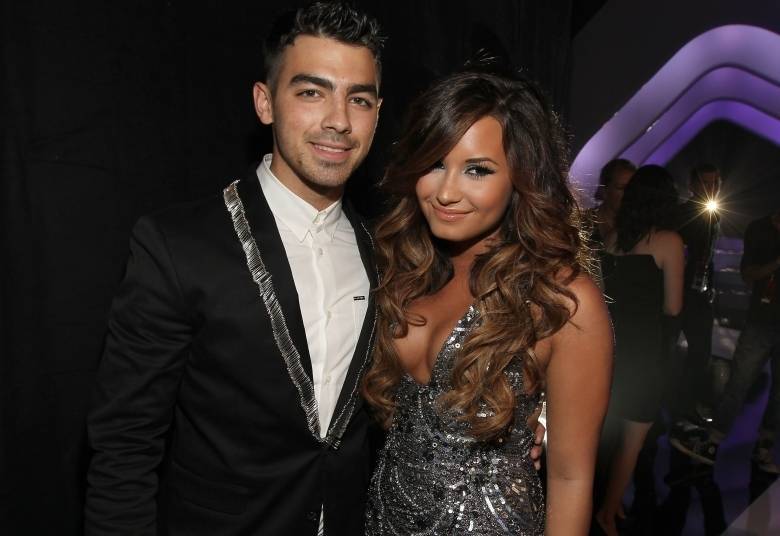 Ex-namorados, Joe Jonas e Demi Lovato mantinham uma boa relação mesmo 
após o fim do romance. O problema entre eles surgiu após o cantor dizer 
que fumou maconha pela primeira vez com Demi Lovato e Miley Cyrus. O 
comentário de Joe Jonas gerou revolta e causou polêmica, abalando a relação dos dois