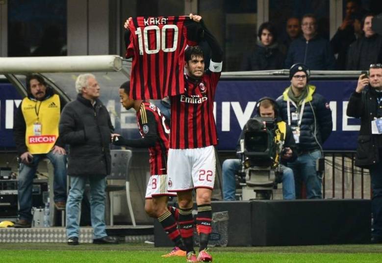 Kaká abriu o placar após executar bela jogada individual e receber já dentro da grande área para chutar cruzado, sem chances para goleiro, abrindo o placar. Na comemoração, o jogador exibiu uma camisa com o número 100, fazendo lembrança aos cem gols marcados pelo atleta