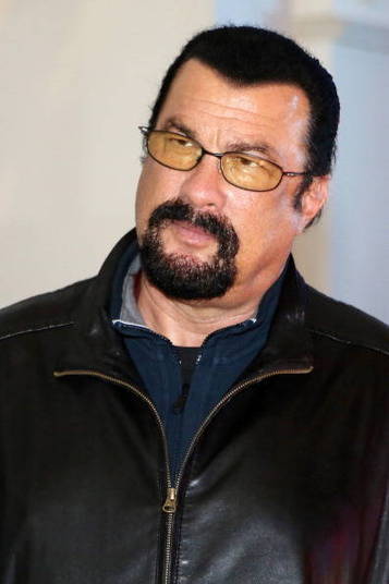 Steven Segal

Uma nota publicada no site TMZ dá conta de que o ator estaria devendo
mais de 330 mil dólares em impostos ao Estado da Califórnia não pagos desde
2010. Segundo a publicação, Estado chegou a apresentar uma execução fiscal em
nome 