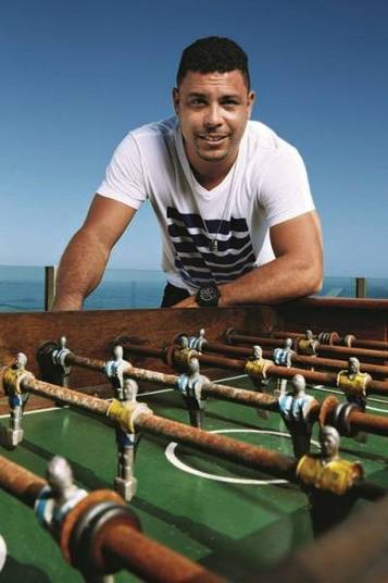 Ronaldo Fenômeno faturou muito durante a carreira de jogador! Nas últimas semanas, o ex-jogador perdeu em torno de quatro milhões...de seguidores! Engana-se quem pensou que o segundo maior artilheiro da história das Copas perdeu dinheiro! Ronaldo encerrou sua parceria com a Claro e, agora, a operadora de telefonia tem um perfil no Twitter com 4,6 milhões de seguidores, enquanto o Fenômeno começou sua vida do zero na rede social...Edu Guedes prepara estrogonofe ao lado da mãe de Ronaldo Fenômeno