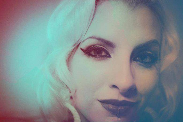 Clara, que sempre foi magra e pequeninha, se transformou depois que começou a tirar a roupa em câmeras. Segundo a fonte, botou silicone e virou gostosona