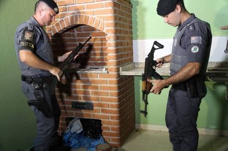 Policiais encontraram dois fuzis dentro de churrasqueira da casa