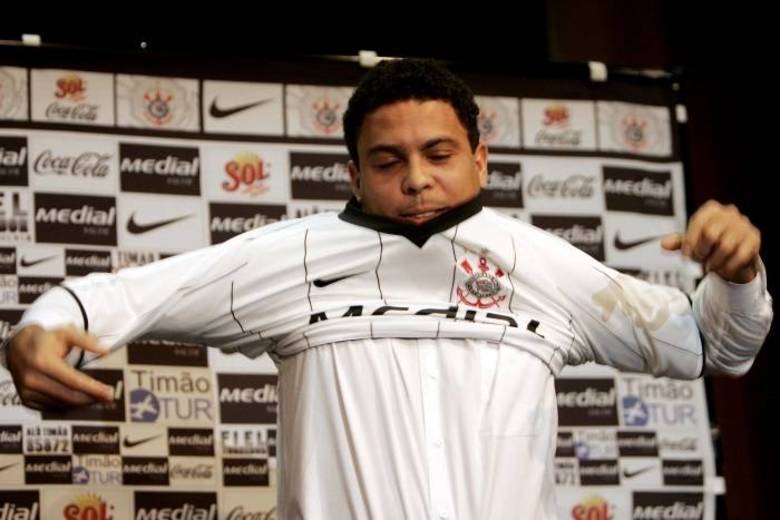 Em 2009, o clube trouxe Ronaldo Fenômeno, que, apesar de estar no fim
de carreira e ter sofrido para perder peso, conseguiu dar alegrias à Fiel com
os títulos da Copa do Brasil e do Paulistão daquele ano