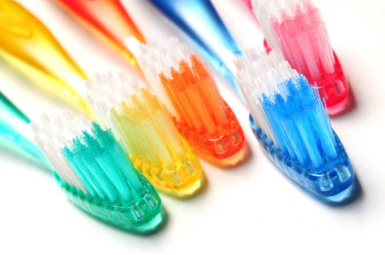 

Segundo Alexandre, escovar os dentes de maneira inadequada
ou em excesso pode ser uma das causas da sensibilidade.
— Sempre procure usar uma pasta dental especial para dentes
sensíveis, assim como escovas com cerdas mais macias e se informar quanto à escovação

Você sabe escovar os dentes da maneira correta? Veja passo a passo