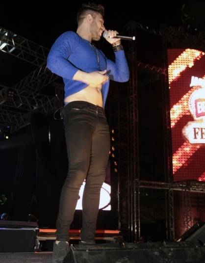 Lucas Lucco tem cada vez mais exibido o corpo nos shows e, quanto ele levanta a camiseta, é possível perceber que a calça está certinha ao corpo. Se ele se sentar, a peça mostra todo o cofrinho. Isso se ele conseguir se sentar