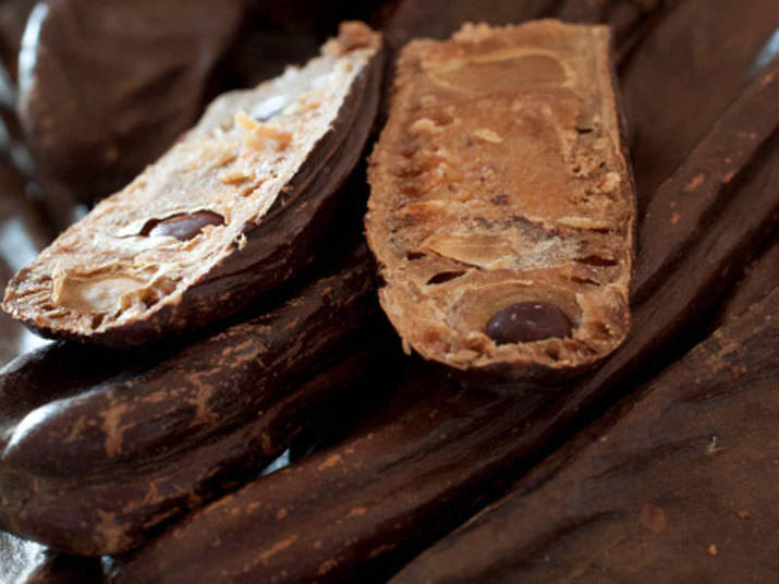 Fruto de uma árvore nativa da costa do Mediterrâneo, a alfarroba é parecida com a vagem, mas é marrom-escura e adocicada e apresenta muito mais benefícios que o produto tradicional. — Este chocolate “da moda” na verdade é um doce feito a partir da polpa dessa vagem, que passa por um processo de extração, moagem e depois de tudo isso é torrada. Quem esclarece é a nutricionista funcional, Luciana Vintém, de São Paulo