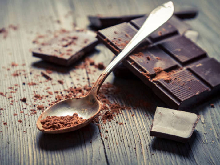 Livre de glúten e açúcares, o doce pode ser consumido por diabéticos e por quem tem colesterol alto, sem medo. A nutricionista explica: — Enquanto o cacau possui até 23% de gordura e 5% de açúcar, a alfarroba possui 0,7% de gordura e um alto teor de açúcares naturais como sacarose, glicose e frutose
