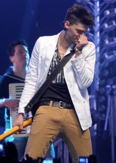 Munhoz, da dupla Munhoz & MarianoO parceiro de Mariano também não passa batido. O cantor também sofre com o aperto durante os shows, mesmo não tendo o corpo tão robusto quanto o parceiro