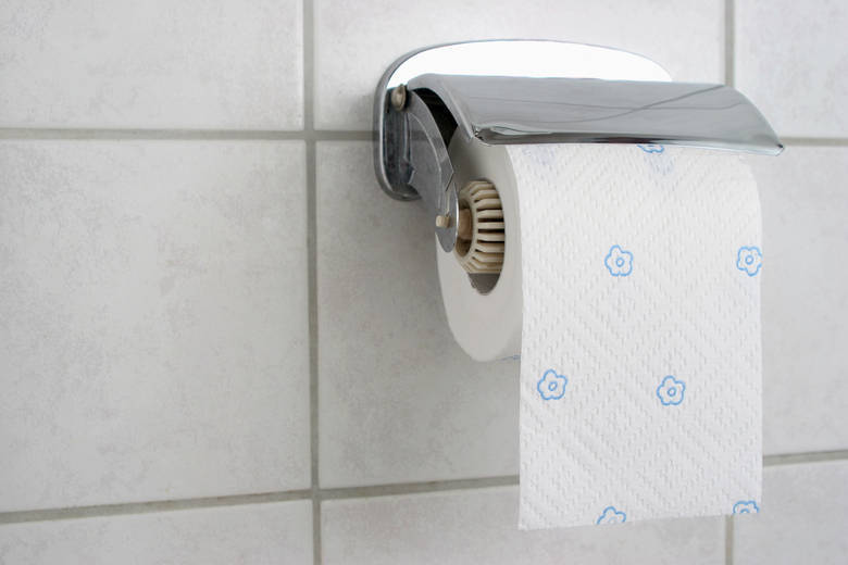 É importante passar os dedos entre os pequenos e grandes lábios para tirar a gordurinha branca produzida naturalmente ou os restos de papel higiênico