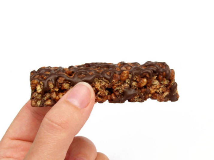 Com 25 % menos calorias do que o cacau, a alfarroba pode ajudar quem tem uma dieta rígida ou até mesmo por quem quer experimentar algo novo. Mas não é a qualquer paladar que ela de adapta, não. Há quem prefira doces com um toque mais forte de amargor. — Por ter açúcares naturais, a alfarroba é para quem se satisfaz com sobremesas mais doces, por exemplo. Nesses casos, a pessoa provavelmente tem o nível de serotonina (hormônio que regula o humor) baixo e doces ajudam a acalmar