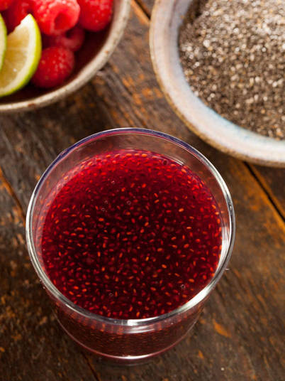 Para preparar a geleia de chia, você vai precisar de:300 ml de água fervendo2 colheres de sopa de semente de chia1 sachê de gelatina zero (sabor preferido)Depois é só colocar em potinhos e levar à geladeira até esfriar. Aproveite!