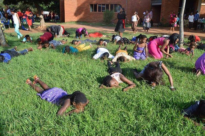 Nas imagens divulgadas pelo Rabboni Centre Ministries no Facebook,
é possível notar cerca de 20 mulheres e homens em um gramado comendo a grama do
local