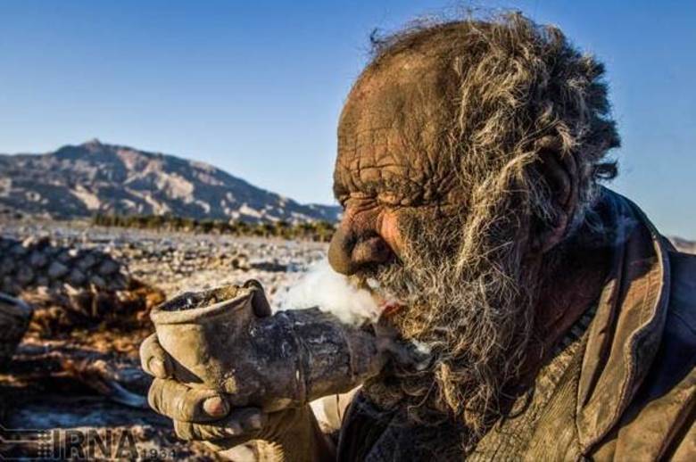 A forma como vive o iraniano Amoo Hadji parece uma janela para o mundo primitivo