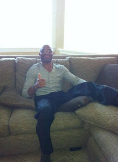 Anderson Silva recebeu uma ilustre visita nesta sexta-feira (10), nos Estados Unidos. Dana White, presidente do UFC, foi até a casa do ex-campeão dos pesos médios (84 kg) e gostou da recuperação do brasileiro