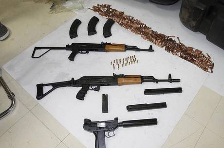 Armas estavam escondidas sob placas de chumbo