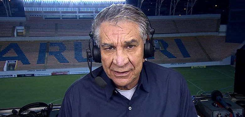 Recentemente, um áudio para lá de constrangedor marcou a transmissão de Santos e Criciúma pela Copa São Paulo de Futebol Júnior. Sem perceber que o áudio estava aberto para o satélite, a equipe da ESPN Brasil cometeu uma gafe daquelas. Narrador, comentarista e repórteres do canal a cabo começam a bater papo e eis que um deles solta que está “pegando a [cantora] Anitta”. Até mesmo Inezita Barroso, de 88 anos, digamos... Foi lembrada.— Eu também estou pegando a Anitta, mas não avisa a ela não — brincou o narrador Cledi Oliveira, antes de alertar que o satélite poderia estar aberto.O comentarista José Roberto Lux, o Zé Boquinha (foto), conhecido por falar demais, foi ainda mais longe.— Sabe quem mandou um abraço para você, Lila? Inezita Barroso