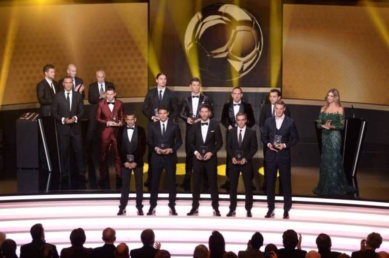 O time ideal de 2013 foi formado por Neuer, Daniel Alves, Sergio Ramos, Thiago Silva, Lahm, Xavi, Iniesta (ausente na festa) Ribéry, Ibrahimovic, Cristiano Ronaldo e Messi