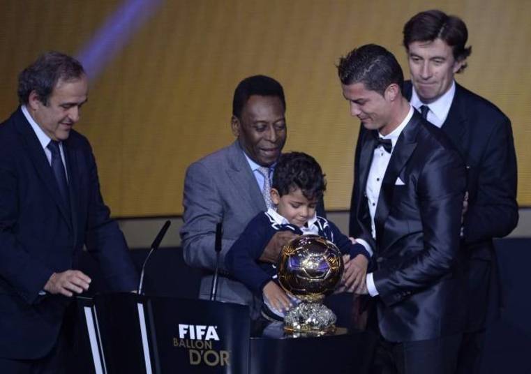 Pelé, que entregou o prêmio ao português e também recebeu uma honraria por seu legado ao esporte nesta noite, se divertiu com Cristianinho Jr, o filho do melhor jogador do mundo