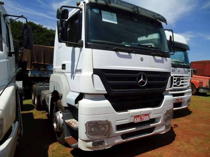 Outro caminhão disponível no leilão é o cavalo trator da
Mercedes Benz Axor 2540 S, 2006/2006. O veículo pode ser arrematado pela metade
do preço do anterior e o interessado deverá desembolsar, no mínimo, R$ 44.500. Além disso, ele deverá
arcar com os R$ 5.732,64 de IPVA atrasado, R$ 807,05 de multas e o
licenciamento referente ao ano de 2012