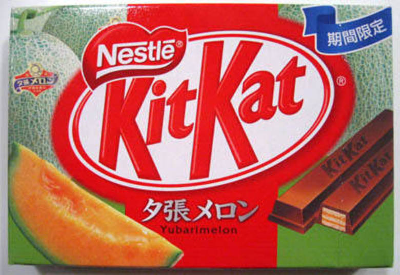 Japoneses não são loucos só por peixe cru, macarrão e arroz.
Apaixonados por chocolate, eles inspiraram uma marca famosa em todo o mundo a
criar sabores nada comuns. Já pensou em comer um Kit Kat sabor chá verde ou,
quem sabe, de shoyu? 

À venda só no Japão, a Nestlé inovou para conseguir atingir de forma certeira o
paladar de seu público alvo. Acima está a embalagem do chocolate sabor melão.
Acompanhe a galeria de fotos e veja mais sabores!