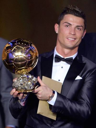 O português Cristiano Ronaldo confirmou o favoritismo e faturou o prêmio de melhor jogador do mundo em 2013. O craque do Real Madrid superou Lionel Messi e Frank Ribéry no evento realizado em Zurique, na Suíça, na tarde desta segunda-feira (13)