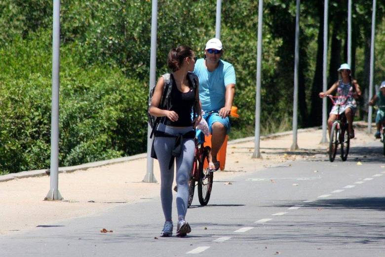 A namorada de Rodrigo Santoro percebeu que ele se aproximava, sem se importar