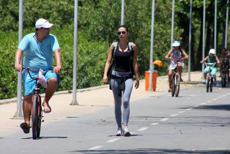 Quando chegou ao lado da atriz, o ciclista deu uma conferida na namorada de Rodrigo Santoro, que fez cara de poucos amigos para ele
