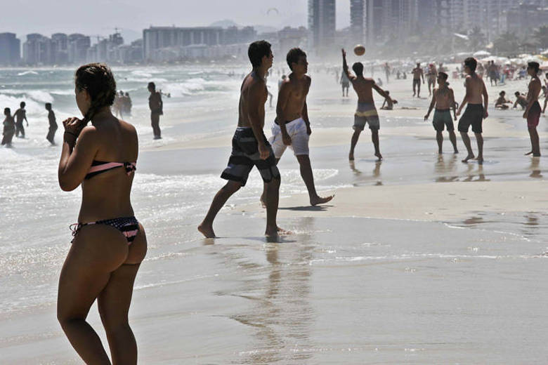 Apesar da proibição de 'altinhas' no espelho d'água durante o dia, alguns grupos praticam o esporte pela orla do Rio