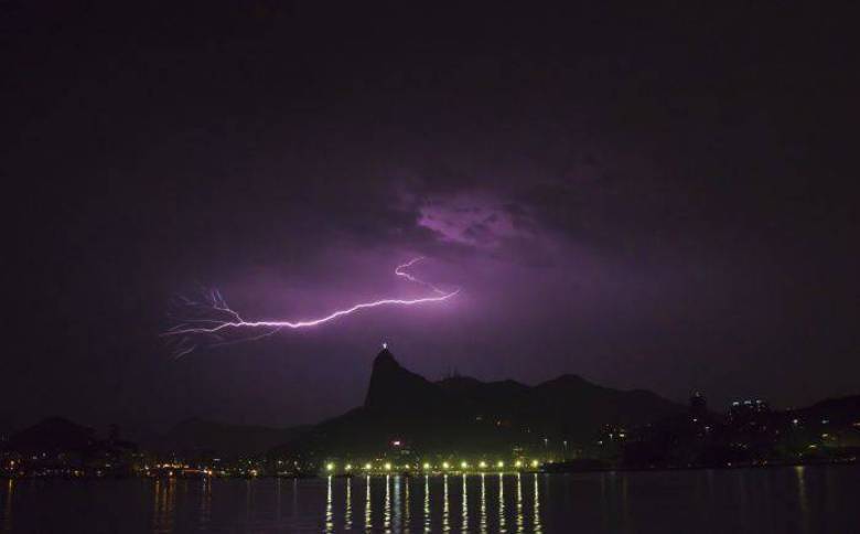 O temporal deixou ruas alagadas em alguns pontos críticos da cidade, como praça da Bandeira e região do Maracanã. No Jacarezinho, zona norte da capital, motoristas precisavam encarar um bolsão d'água, o que causava engarrafamento em frente ao principal acesso à comunidade