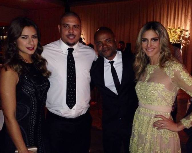 Apesar da troca de look, que não agradou a alguns internautas, Fernanda Lima foi o centro das atenções na festa e posou para foto ao lado de Ronaldo Fenômeno Apesar da troca de look, que não agradou a alguns internautas, Fernanda Lima foi o centro das atenções na festa e posou para foto ao lado de Ronaldo Fenômeno