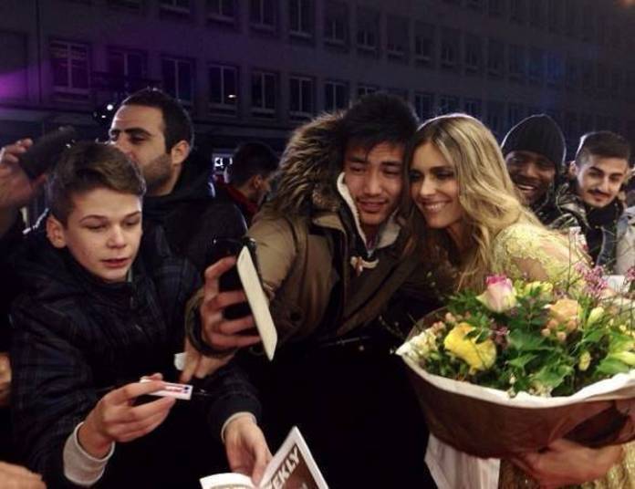 Na saída do evento, Fernanda Lima sofreu com o assédio dos fãs, que queriam um registro ao lado da nova musa da Fifa Na saída do evento, Fernanda Lima sofreu com o assédio dos fãs, que queriam um registro ao lado da nova musa da Fifa