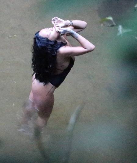 Cantora Rihanna é fotografada fumando um cigarro suspeito em banho de cachoeira