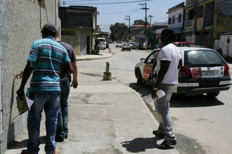 Policiais da 54ª DP fizeram perícia no local do crime