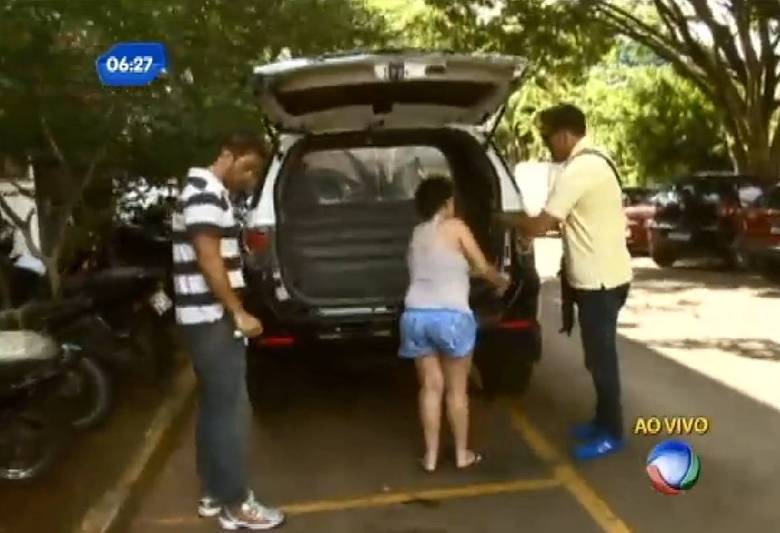 Os PMs decidiram ajudar e abriram caminho para que ele fosse
atendido com urgência, mas a criança chegou morta ao hospital e os médicos
constataram os sinais de maus-tratos.
O garoto estava com
hematomas pelo corpo, queimaduras e tinha sinais de abuso sexual. Segundo a polícia,
o estupro foi cometido pelo padrasto do garoto. A mãe, de 24 anos, sabia de
tudo Os PMs decidiram ajudar e abriram caminho para que ele fosse
atendido com urgência, mas a criança chegou morta ao hospital e os médicos
constataram os sinais de maus-tratos.
O garoto estava com
hematomas pelo corpo, queimaduras e tinha sinais de abuso sexual. Segundo a polícia,
o estupro foi cometido pelo padrasto do garoto. A mãe, de 24 anos, sabia de
tudo
