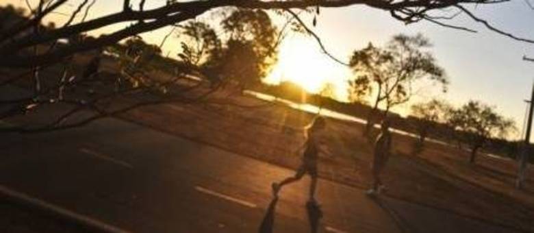 Pelo segundo dia consecutivo, a umidade relativa do ar atingiu 23%, o menor índice do ano registrado pelo Inmet (Instituto Nacional de Meteorologia). A temperatura máxima durante o dia chegou a 28ºC.Nessa quinta-feira (6), o tempo seco (23% de umidade relativa) colaborou para a incidência de cerca de 50 queimadas em áreas verdes