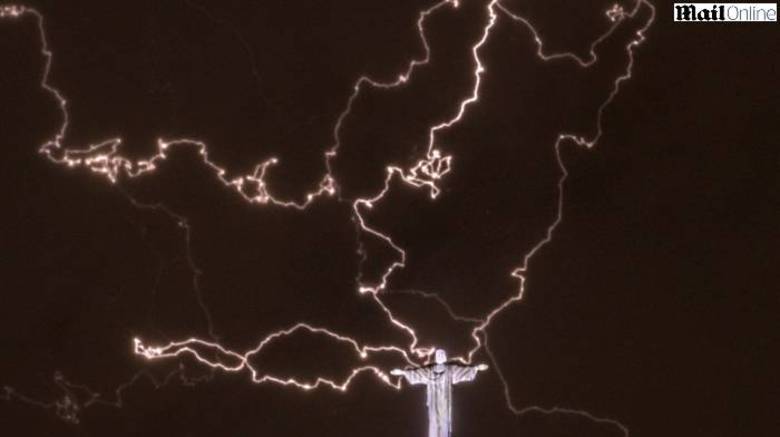 A chuva que atingiu a cidade do Rio de Janeiro na noite de quinta-feira (16) provocou transtornos na cidade e chamou a atenção pela incidência de raios sobre a mão direita da estátua do Cristo Redentor. Parte do dedo médio ficou danificada. A restauração foi marcada para semana que vem. Leia mais
