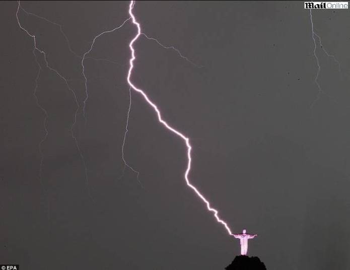 A chuva que atingiu o Rio no início da noite de quinta (16) fechou o aeroporto Santos Dumont e deixou pontos de alagamento na cidade. O temporal atrapalhou a volta para casa do carioca: um trecho da linha 2 do metrô teve a circulação suspensa por cerca de uma hora e a operação das barcas foi interrompida por 30 minutos