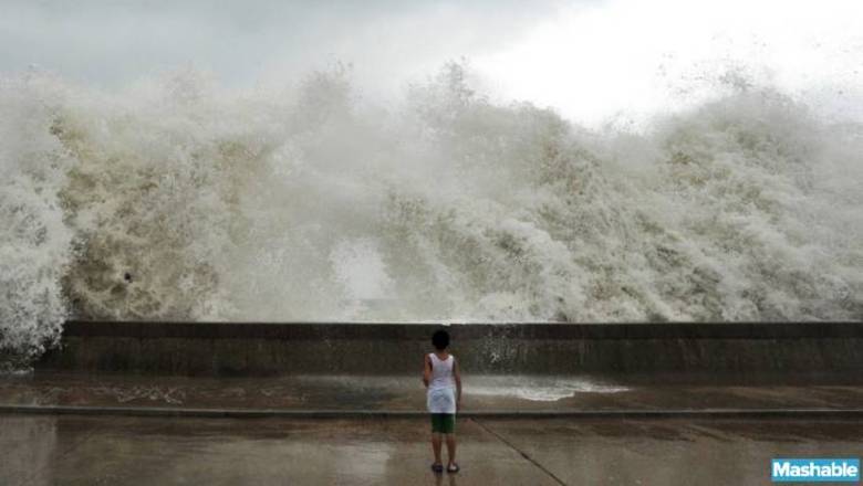 No momento de um tsunami ou mesmo a erupção de um vulcão, não há classe econômica, idade ou cor de pele. A natureza leva sem piedade o que quer que esteja a sua frente. Mas é ela também que derrete o último floco de neve e hidrata o mais seco dos solos. Tufões, secas, tsunami e tempestades. A fúria da natureza cria e destrói paisagens no mundo todo. A seguir, veja algumas das últimas catástrofes e bênçãos da mãe natureza Acima, imagem que marcou o tufão Qingdao, que passou pela China em agosto de 2012