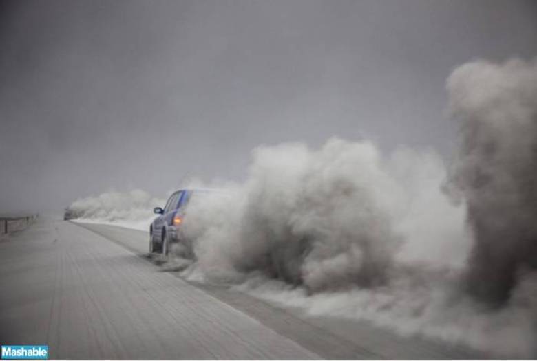 Cinzas do Eyjafjallajökull, na Islândia, em 2010. As cinzas que ficaram no ar por semanas interrompeu o tráfego aéreo em parte da Europa
