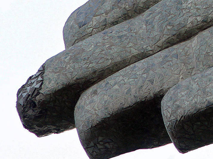 A descarga elétrica arrancou uma lasca do dedo médio da mão direita da estátua