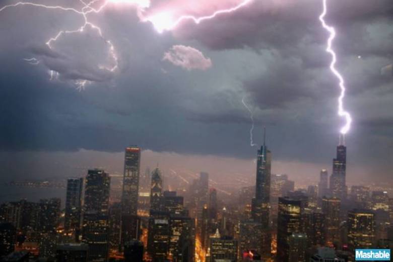Raios atingem a Torre Willis em Chicago no dia 12 de junho de 2013