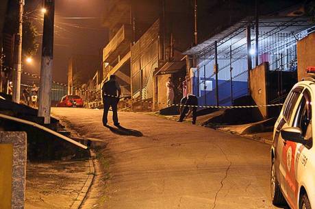 Homens em um carro passaram atirando e atingiram jovens que conversavam na calçada, na rua Menininha Lobo