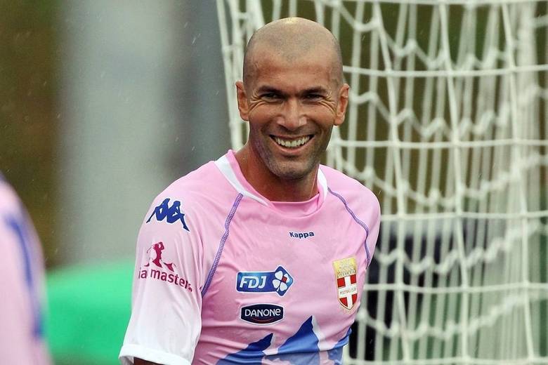 Na França, é o Evian o time da cor rosa. Recentemente, o craque Zinedine Zidane jogou partida comemorativa pela equipe francesa e, advinhem, o uniforme usado foi o nº1, claroSaiba tudo sobre esportes! Acesse R7.com/esportes Na França, é o Evian o time da cor rosa. Recentemente, o craque Zinedine Zidane jogou partida comemorativa pela equipe francesa e, advinhem, o uniforme usado foi o nº1, claroSaiba tudo sobre esportes! Acesse R7.com/esportes